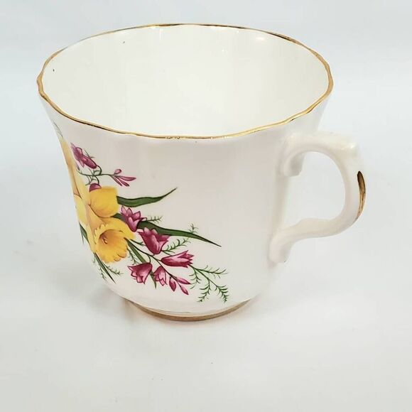 Royal Imperial Bone China Teacup Yellow Daffodils Floral Gold Trim England - Picture 2 of 8